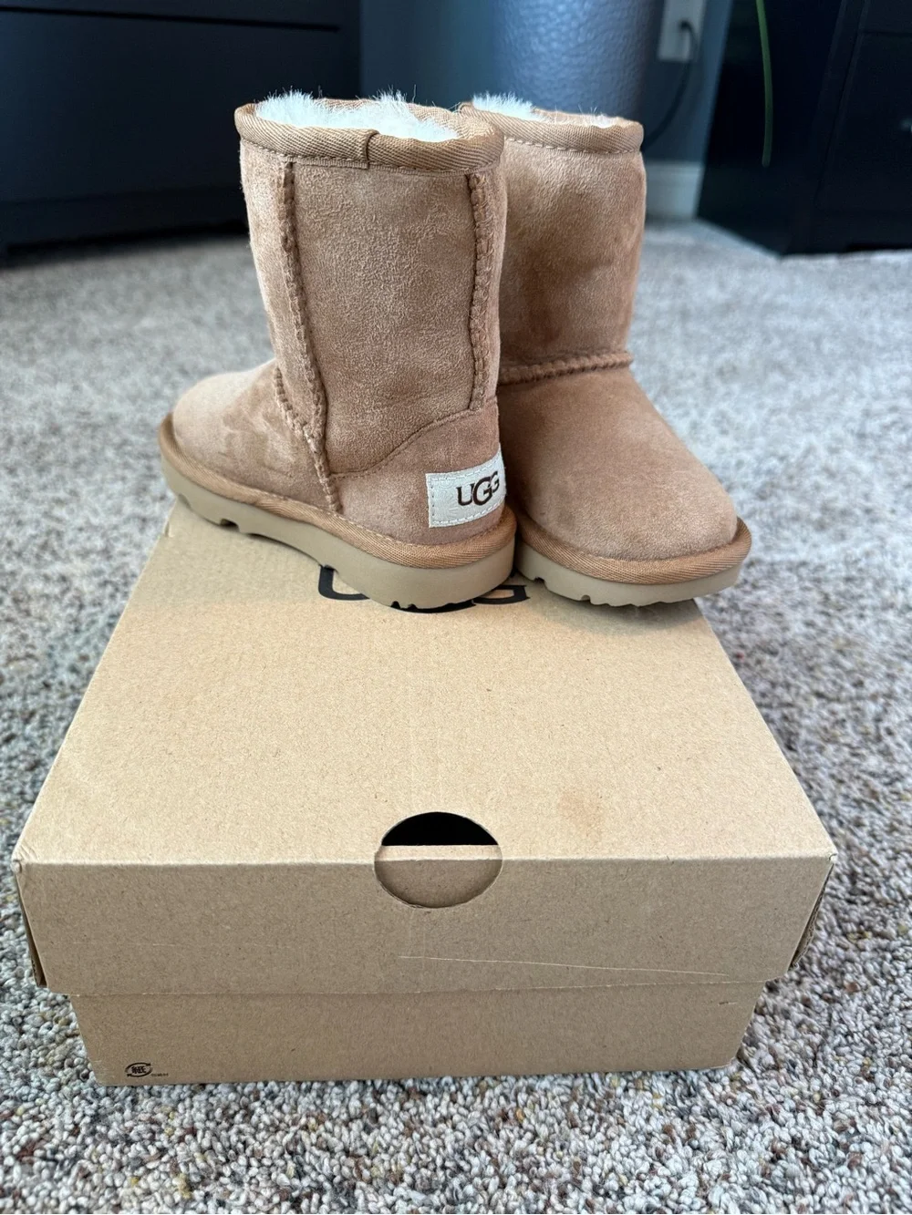 New In Box - Uggs Kids Classic II Chestnut Boots - Size 7 Toddler